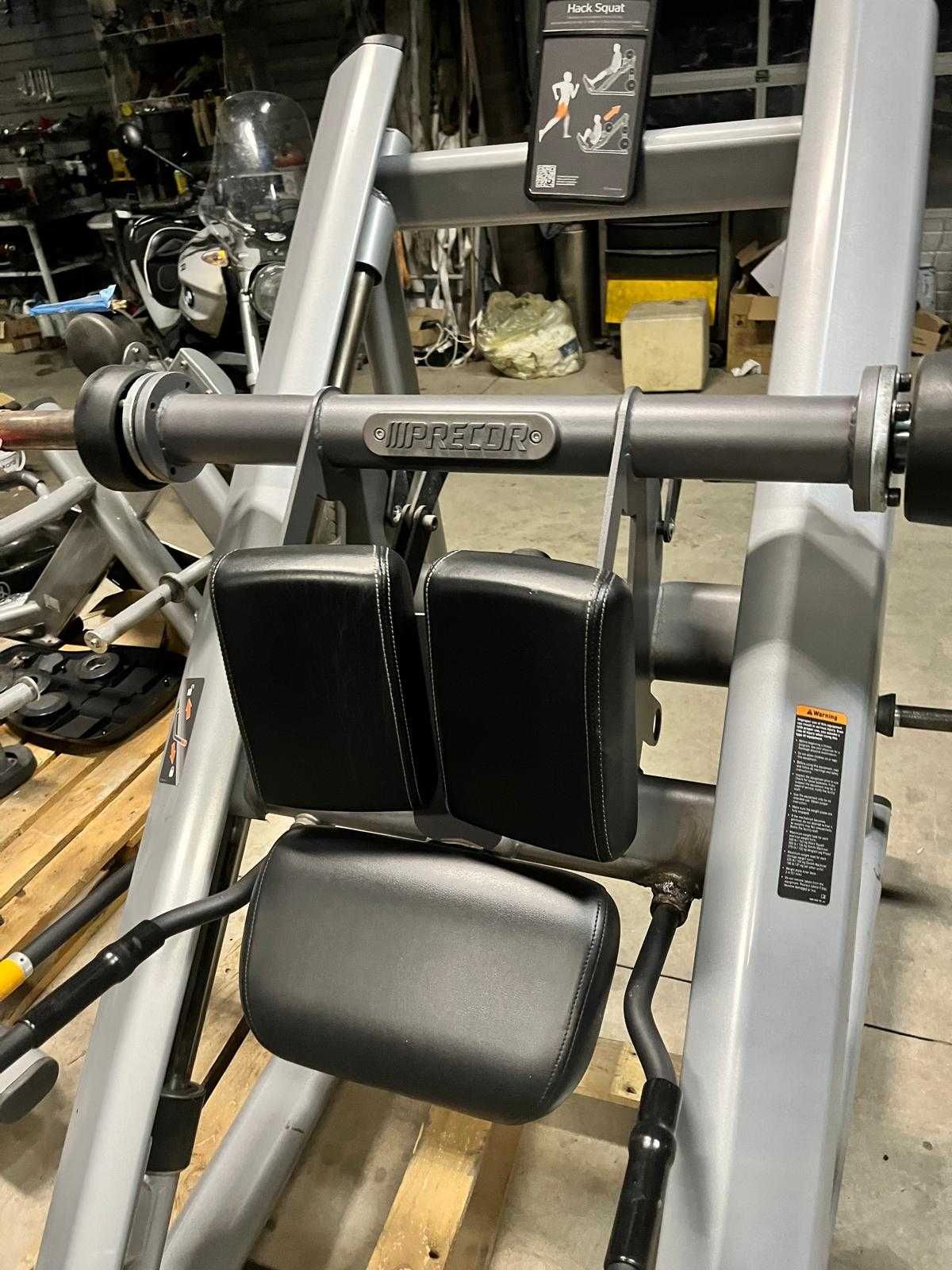 Maszyna na nogi Precor Hack Squat  Discovery Series Plate Loaded