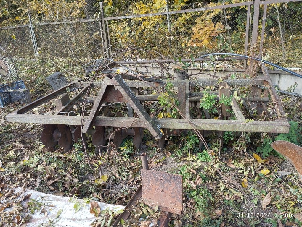 Плуги та диски на ЮМЗ