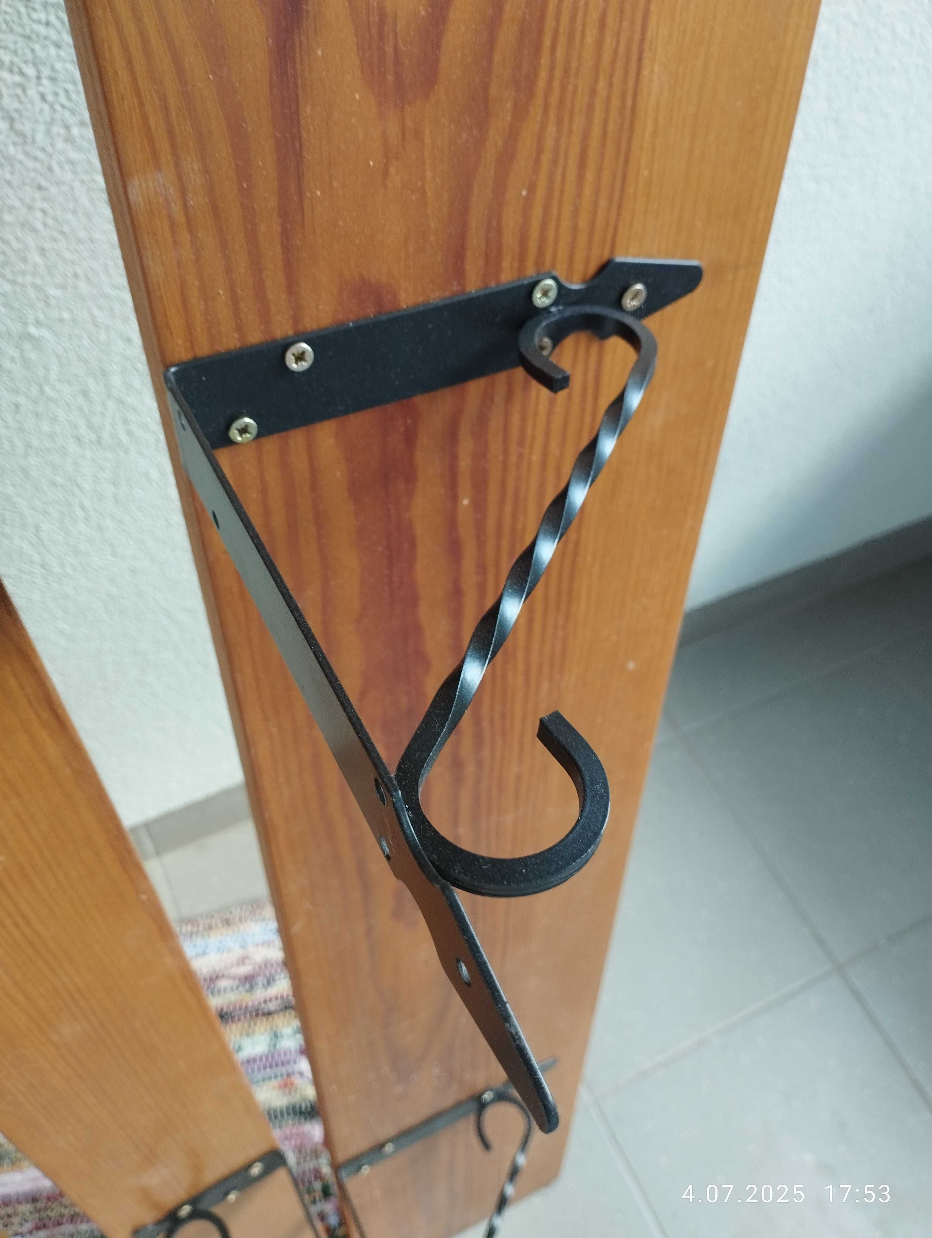 Półki ścienne frezowane z drewna olchowego z okuciem