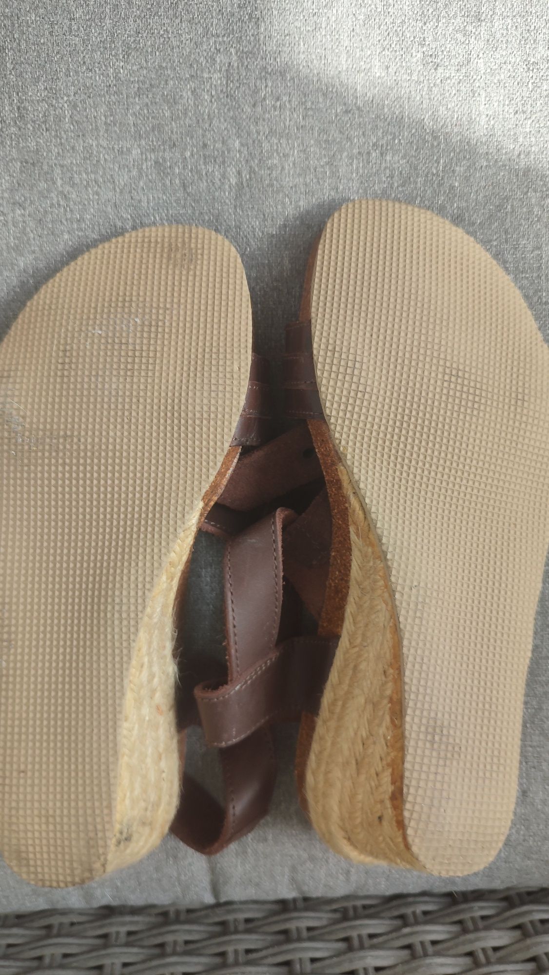 Sandália em pele castanha, marca Bata, tamanho 37