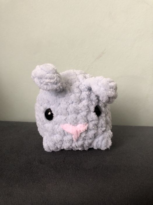 Większy pluszowy królik na szydełku - jasnoszary