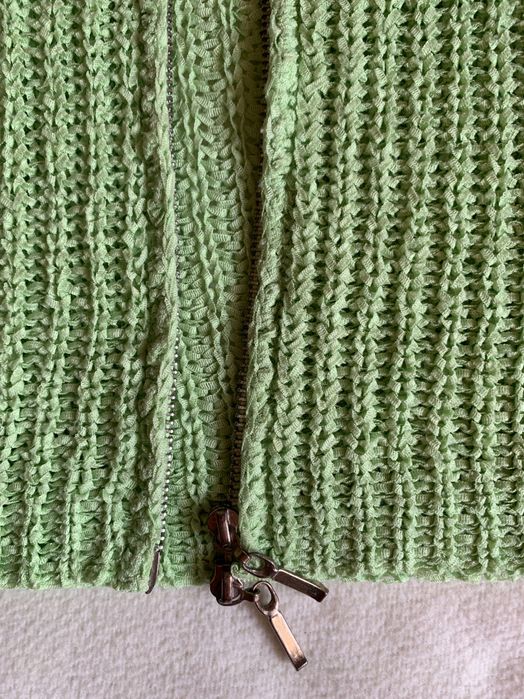 Seledynowy sweterek z długim rękawkiem zapinany na suwak rozmiar S