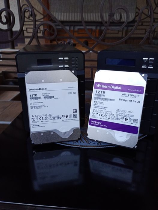 Жорсткі диски WD 12 t + два кармани по 4 диски.