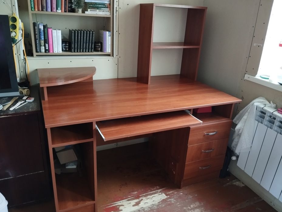 Стіл письмовий вмісткий