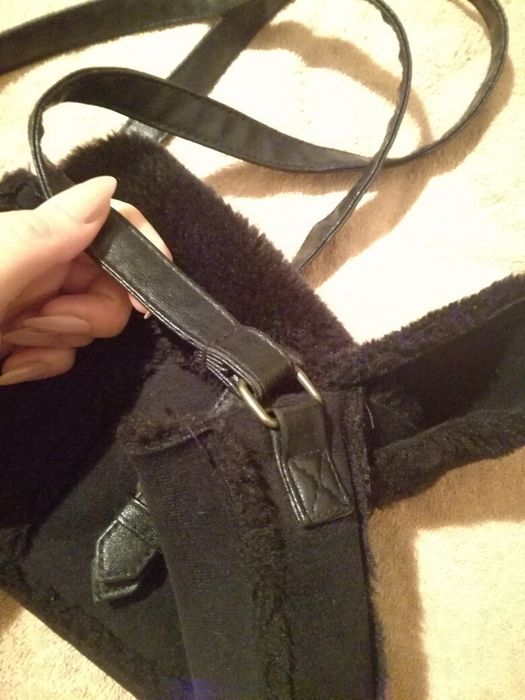 Mała czarna torebka z futerkiem listonoszka vintage atmosphere