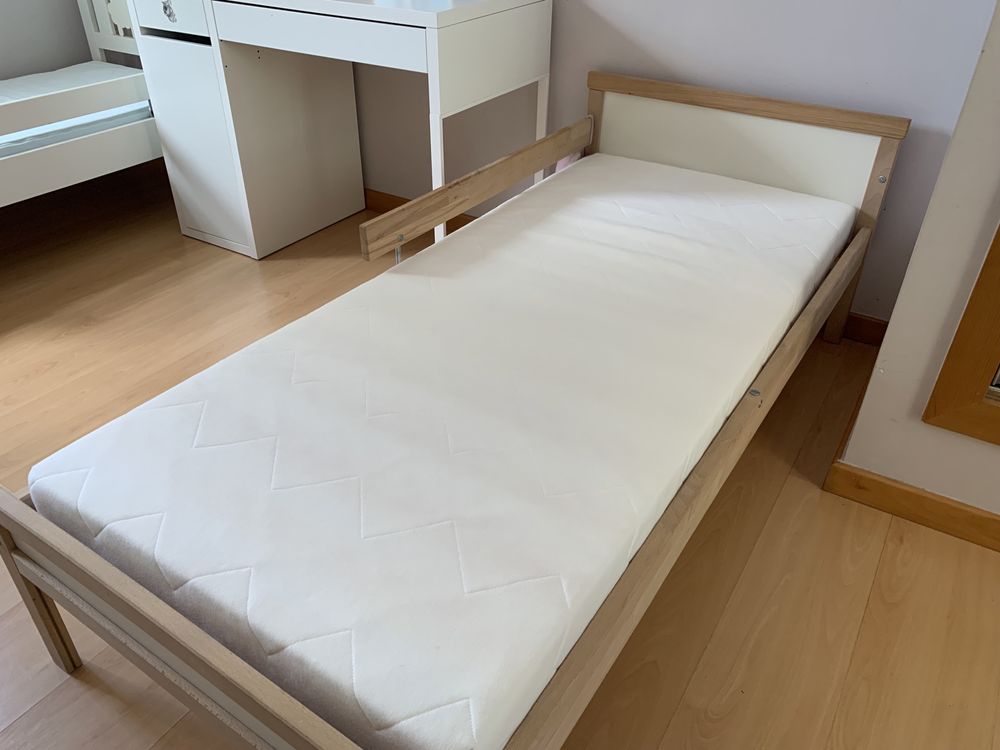 Cama crianca de madeira com estrado ripas e colchao