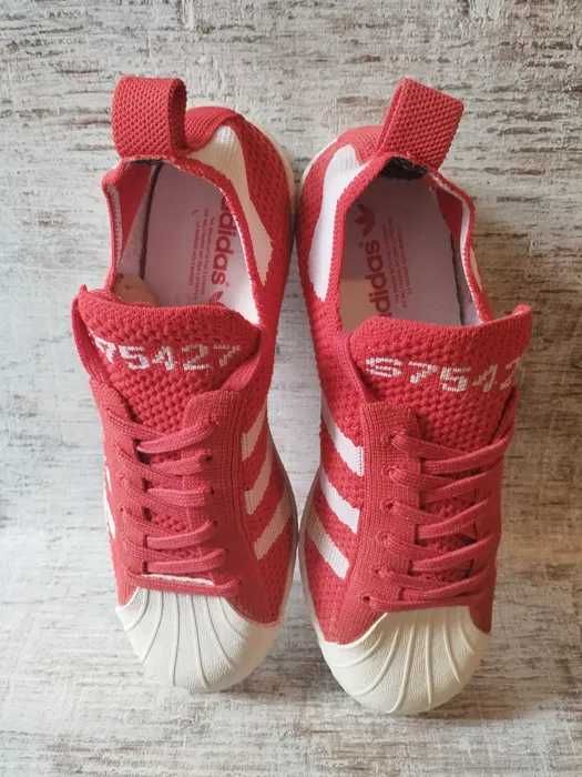 iAdidas Superstar Primeknit w kolorze czerwonym..