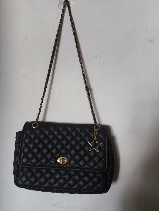 Дуже гарна вмістима сумочка в стилі Шанель шкіряна прошиті з ланцюжком