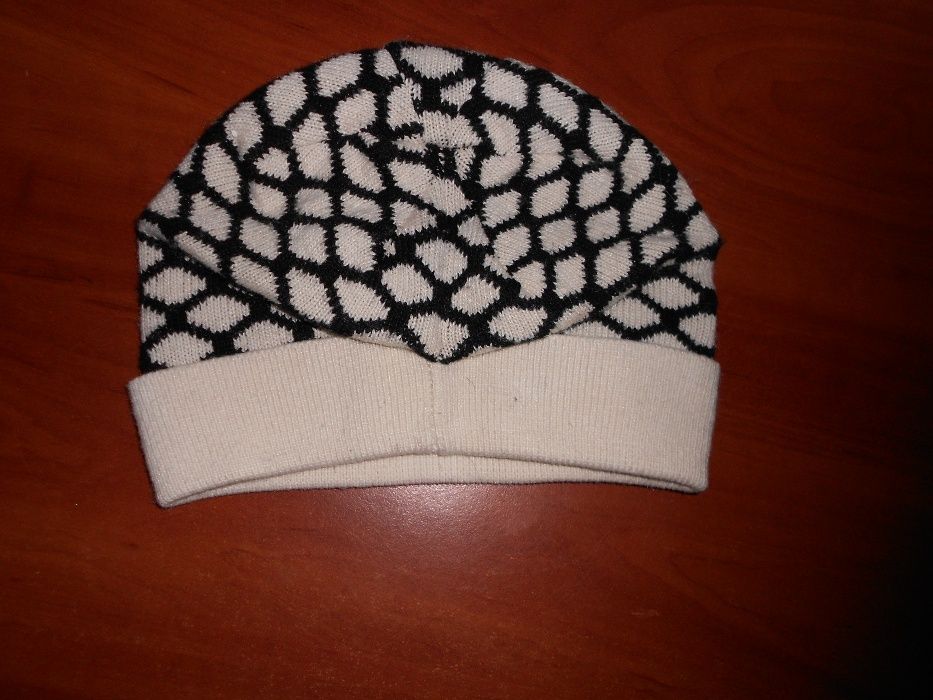 женская шапка черно-белая