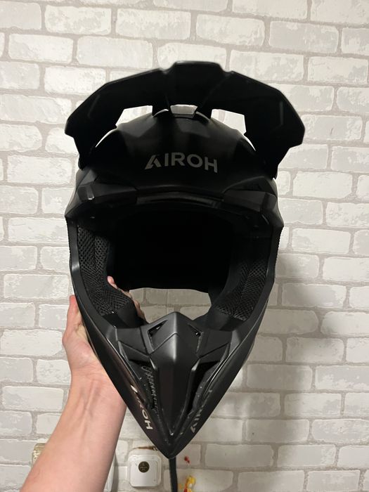 Мотшолом Airox чорний матовий