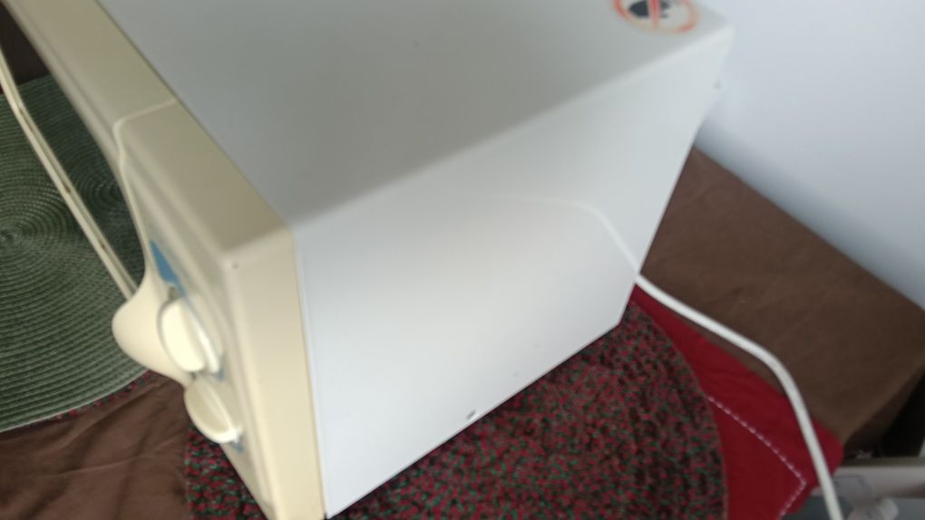 Kushena mikrofalówka z grillem 1000W

MIKROFALOWA Z GRILLE