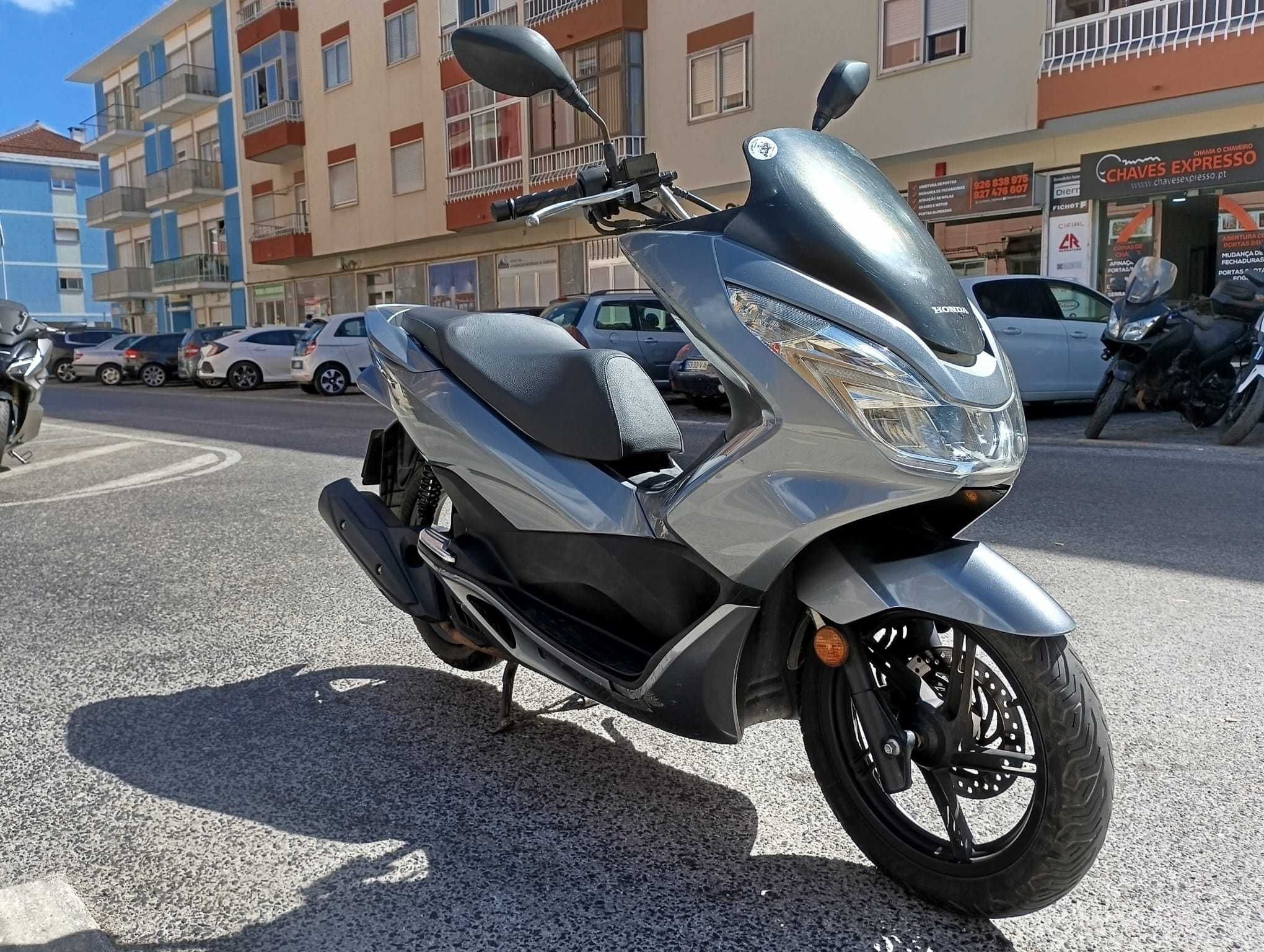 Honda PCX 125 de 2016, com 85.000 km em excelente estado.