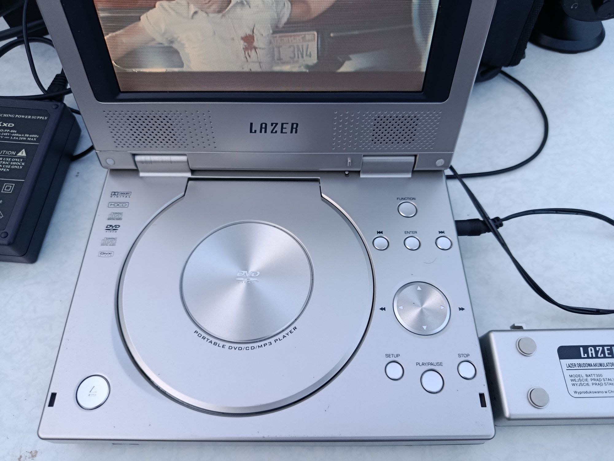 LAZER DVD przenośne z baterią, zasilaczem i pilotem.