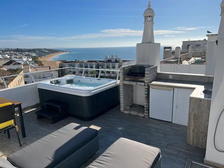 Apartamento com rooftop e vista mar – Centro de Albufeira