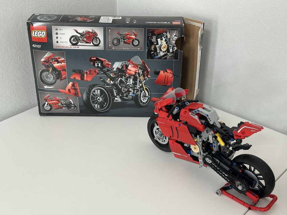 Конструктор LEGO TECHNIC 42107 Ducati Panigale V4 R