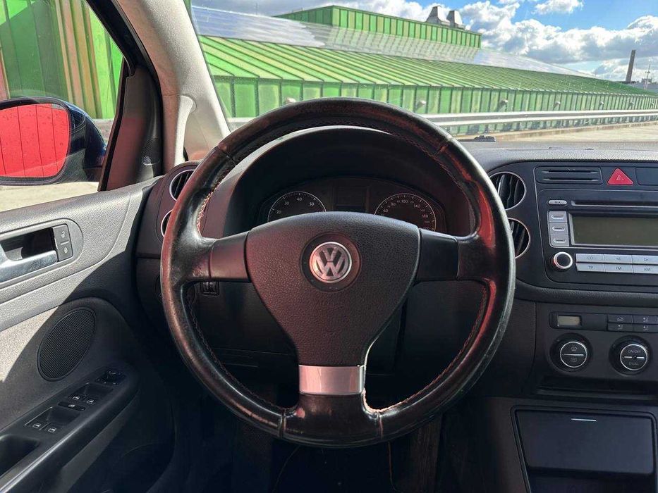 В продажі Volkswagen Golf Plus 2006 року випуску.