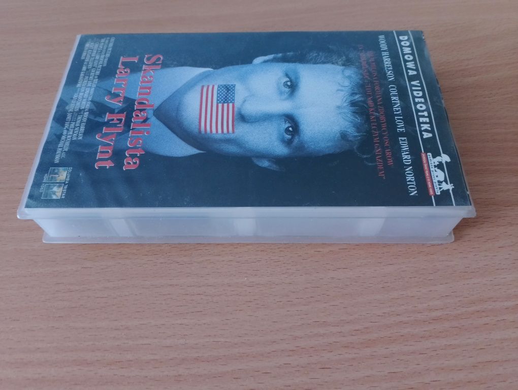 Film na kasecie VHS "SKANDALISTA LARRY FLYNT", biograficzny, video