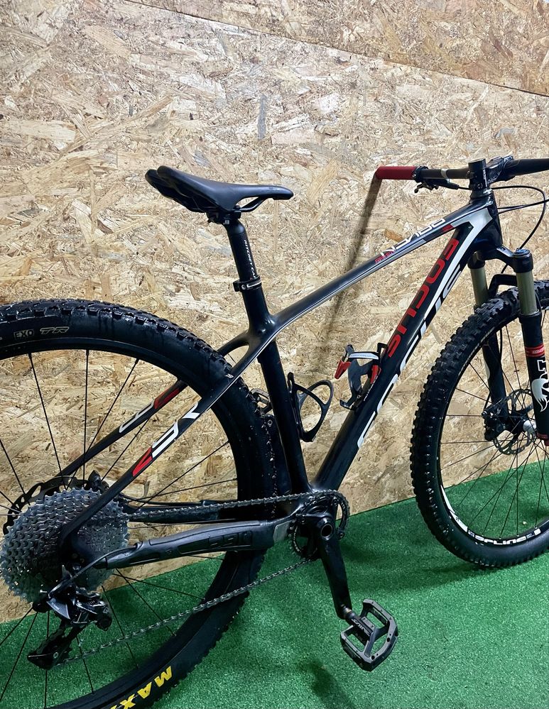 Bicicleta FOCUS ravem carbono roda 29