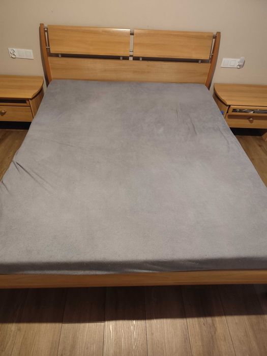 Łóżko do sypialni z szawkami