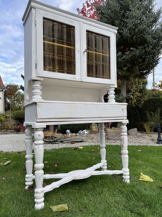 Stary drewniany kredens biały