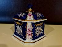Caixinha de porcelana pintada à mão