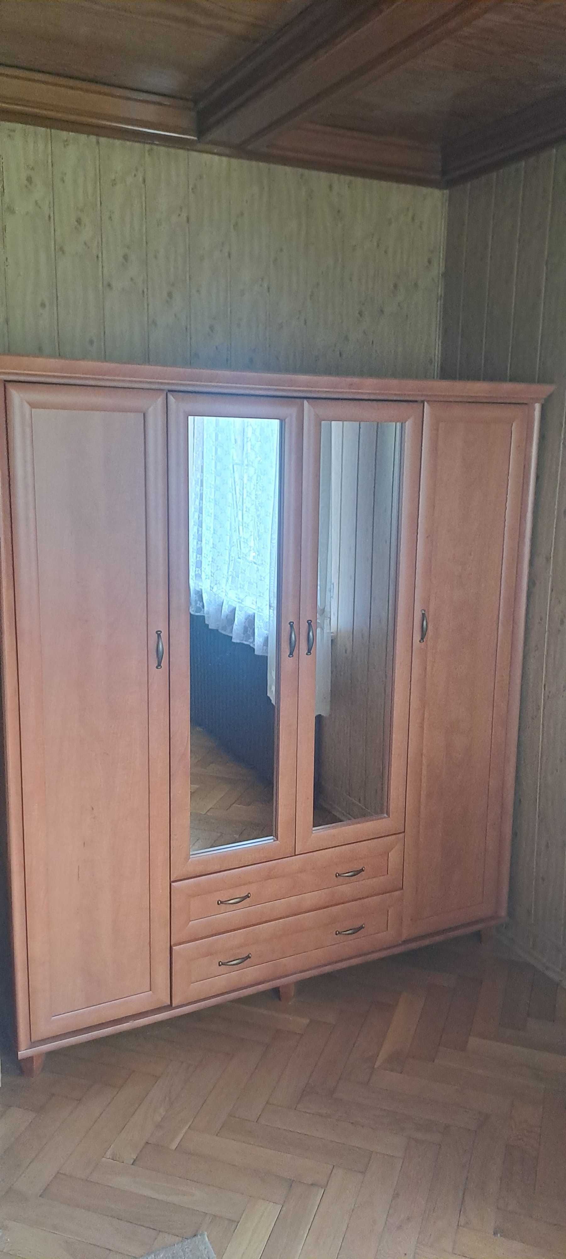 Szafa czterodrzwiowa z lustrem
