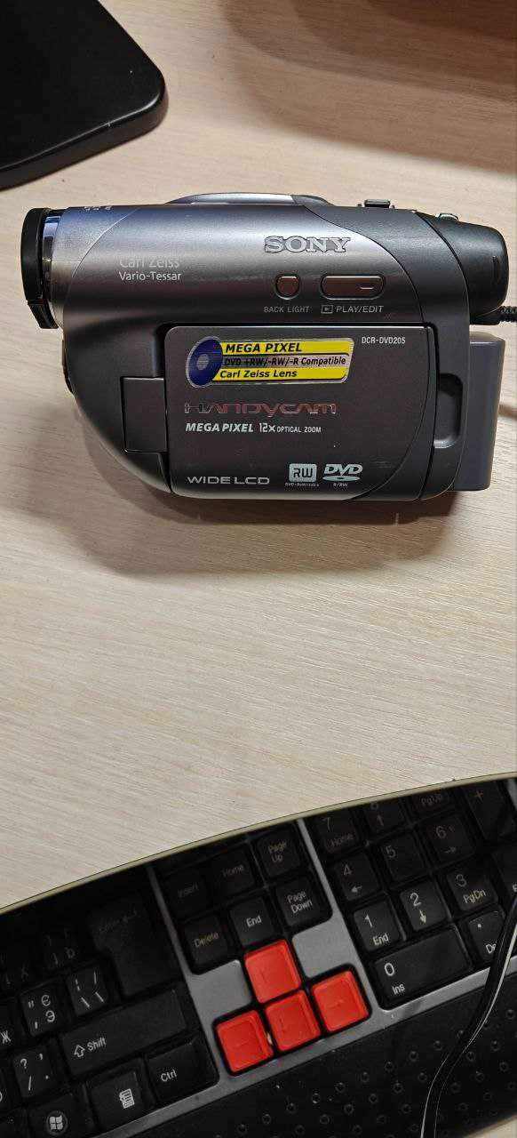 Видеокамера Sony DCR-DVD205E