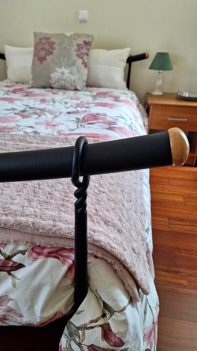 Cama de casal em metal