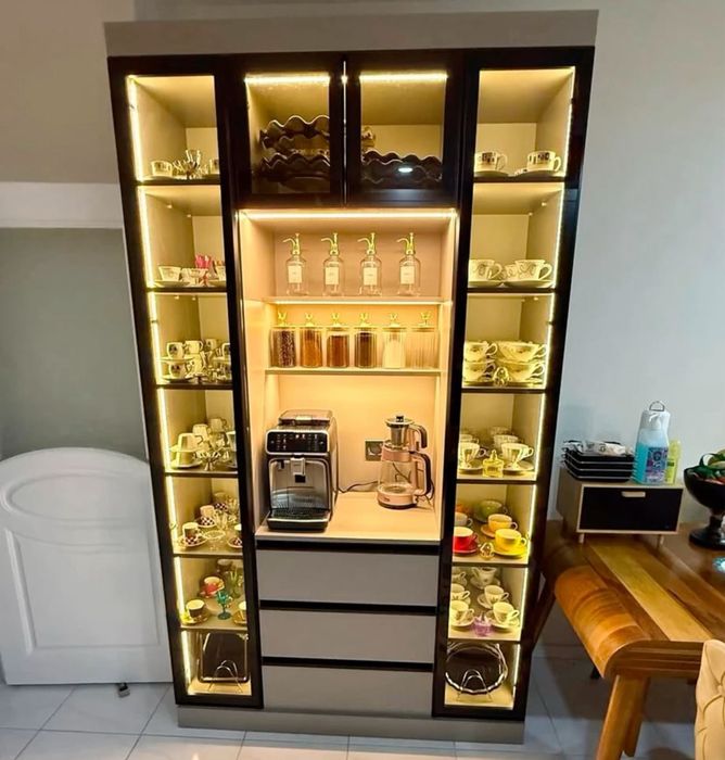 estantes e armários personalizados com portas em vidro