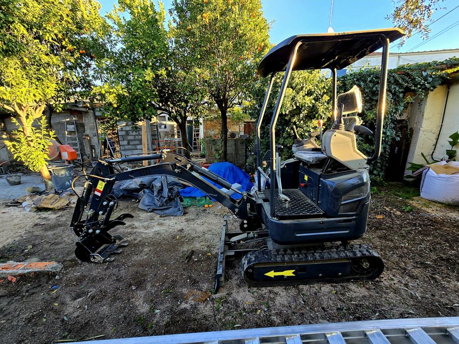 Mini Giratória 1500Kg Seminova Com Cerca de 2.6 horas Diesel