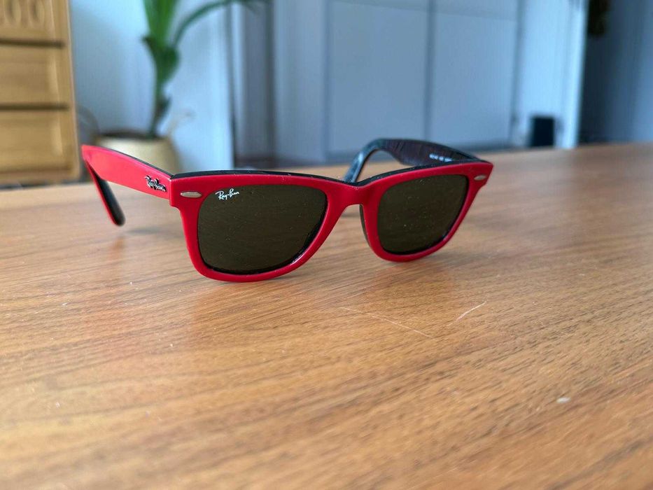 Óculos de sol Ray-Ban Wayfarer – edição bicolor (vermelho e preto)