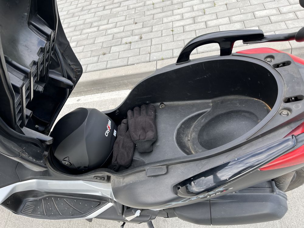 Skuter YAMAHA X-max 125  plus 2 kaski