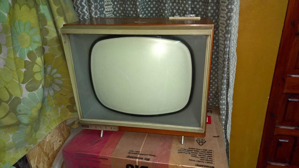 Stary telewizor  DIORA Tosca