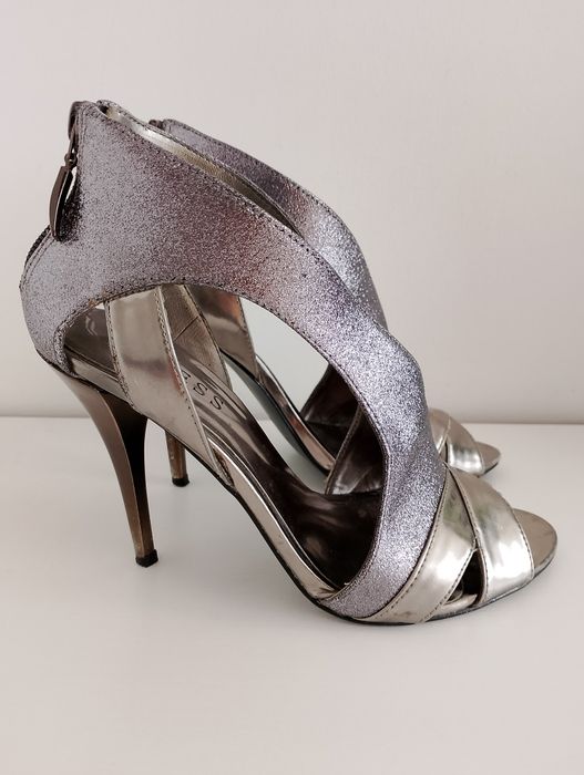 Srebrne eleganckie sandały na obcasie guess rozmiar 38 ( US 7 1/2).
Wy