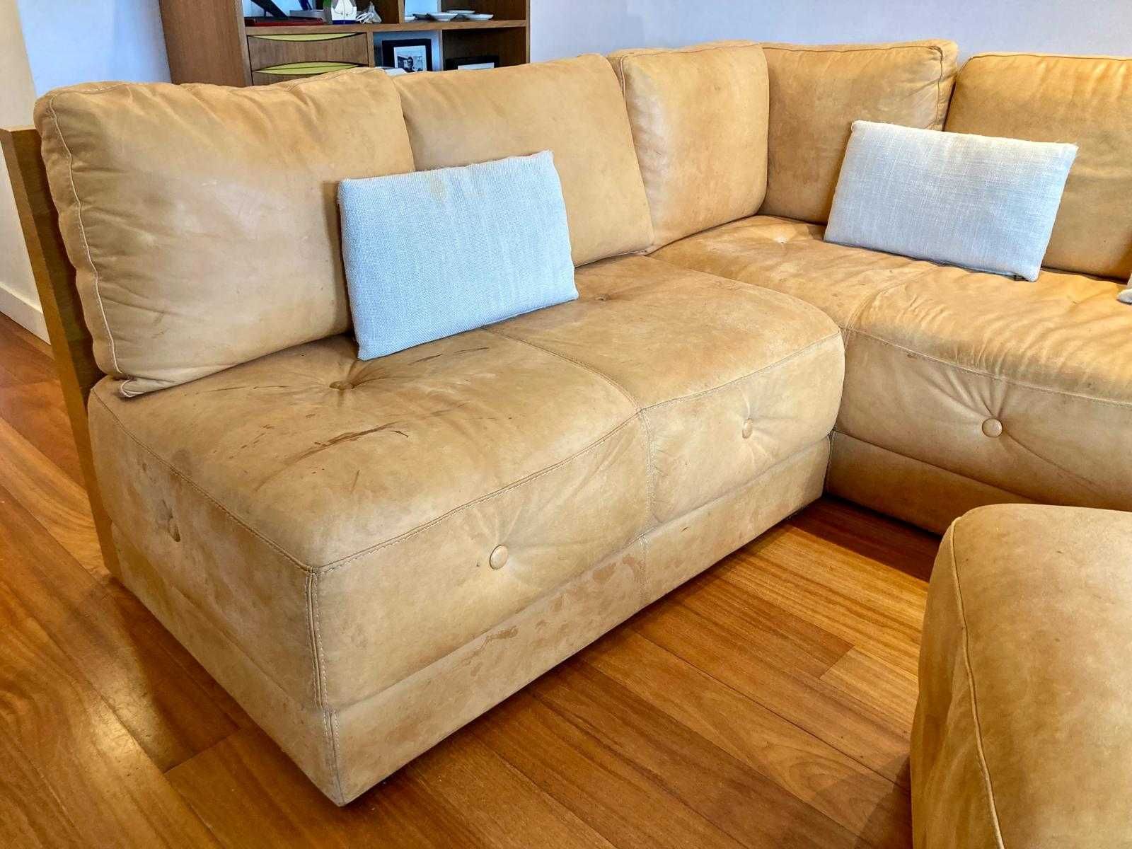 Sofá grande com banqueta em pele natural e madeira, design único