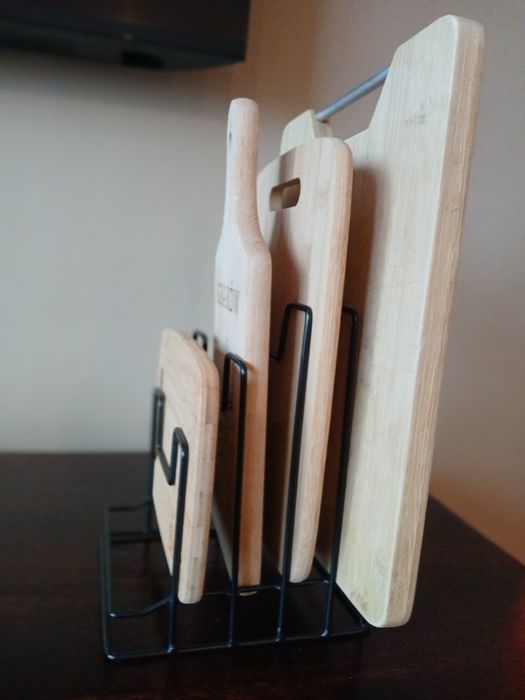 Metalowy stojak na deski do krojenia