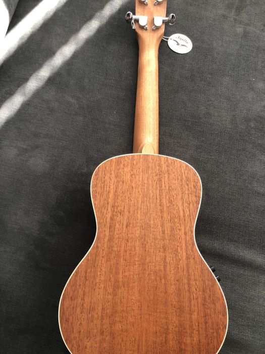 Ukulele elektroakustyczne