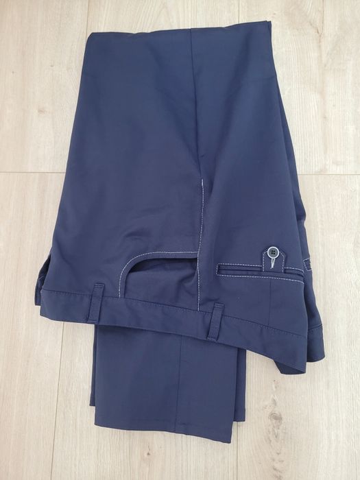 Granatowy garnitur męski