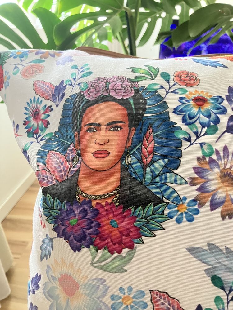 Capa de almofada com padrão Frida Kahlo 62x62cm