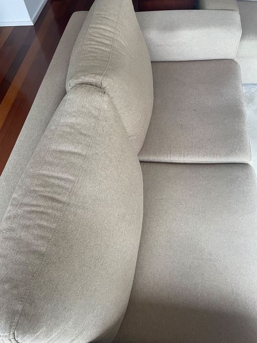 Dois sofás castanho claro