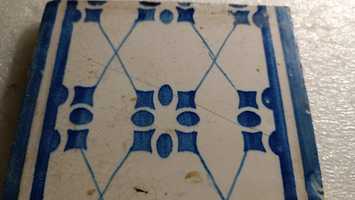 Azulejo Antigo Azul desenho geométrico