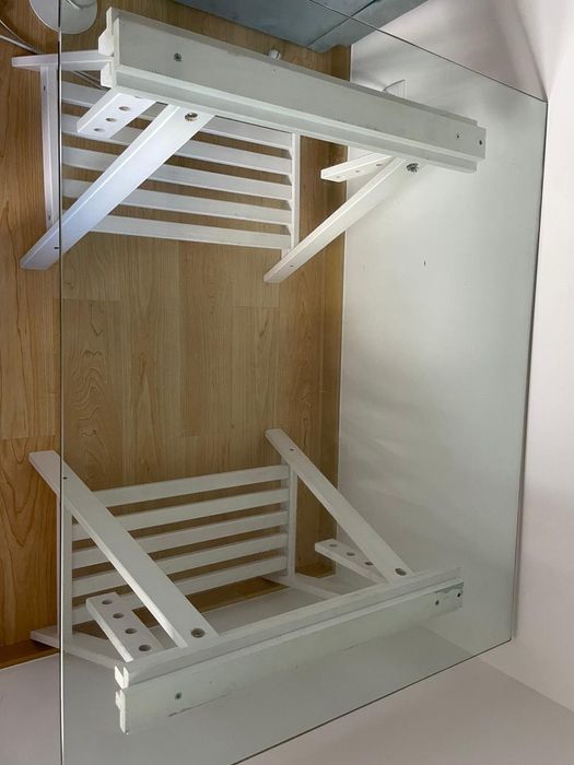 Mesa de vidro com cavaletes