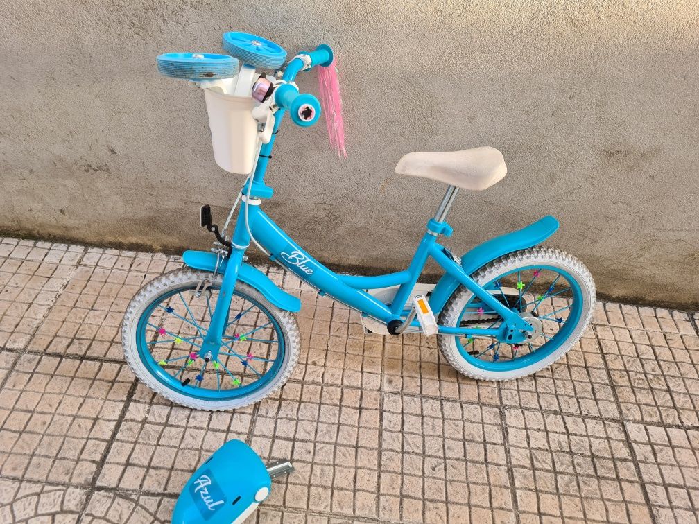 Bicicleta azul.Pouco usada, com rodinhas de apoio.