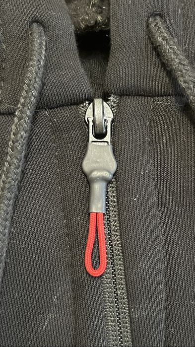 Czarny, ciepły kombinezon sportowy dla chłopca z kapturem