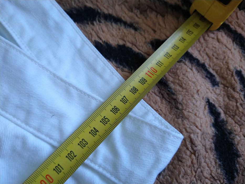 Białe męskie spodnie włoskiej firmy RAEA