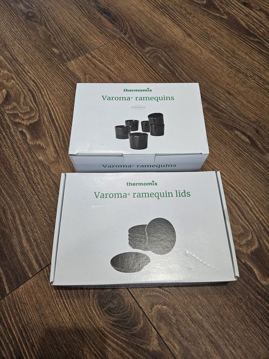 Czarne, porcelanowe foremki i przykrywki przystawki Varoma Thermomix