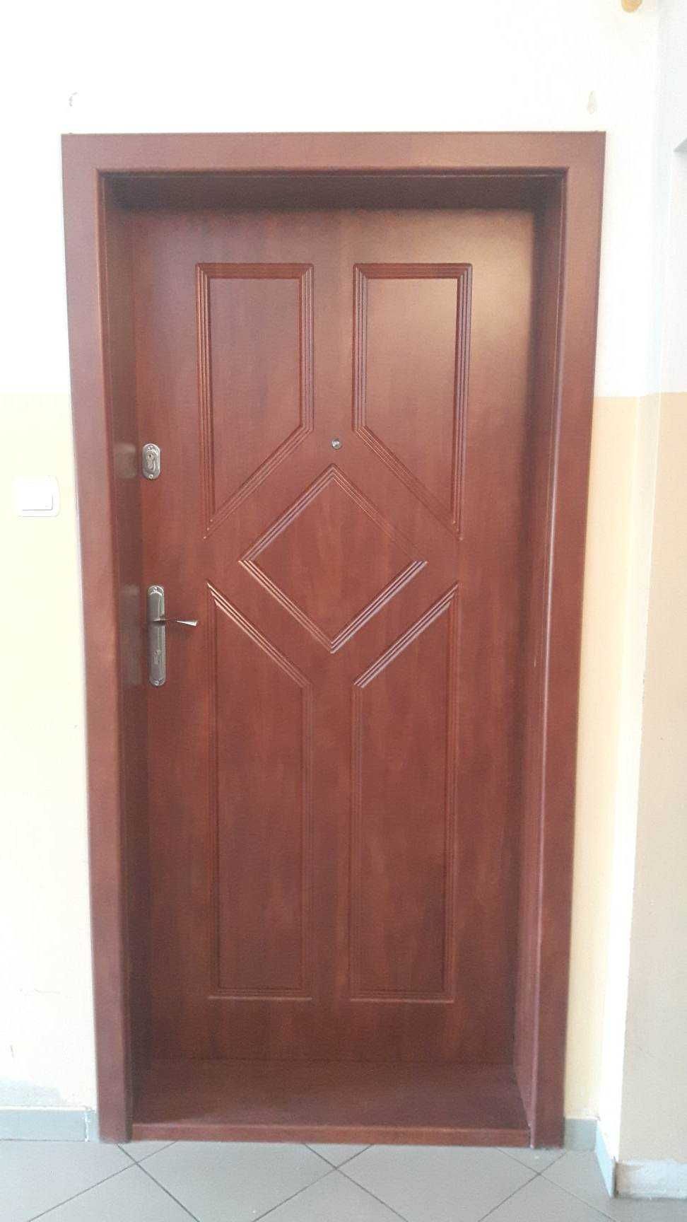 Drzwi z montażem wewnętrzne i zewnętrzne