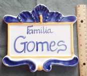 Tabuleta em loiça vidrada Família Gomes