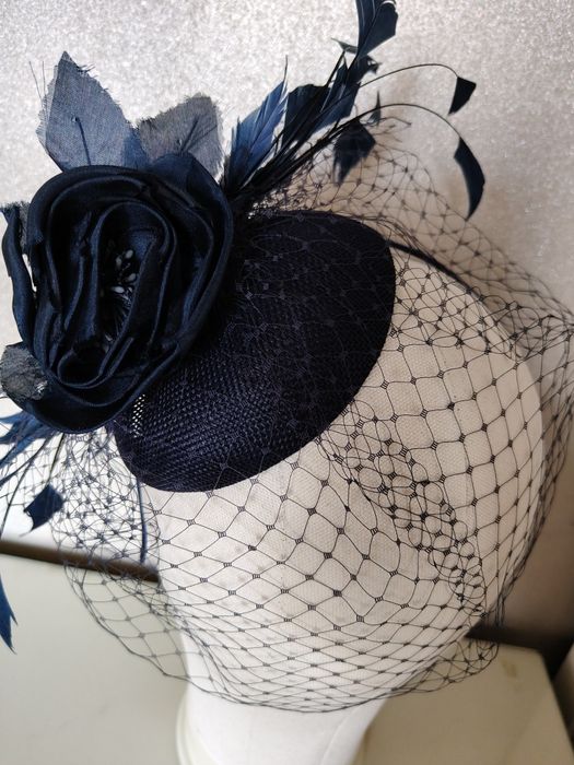 Granatowy toczek fascynator z woalką na opasce. Kwiaty z jedwabiu