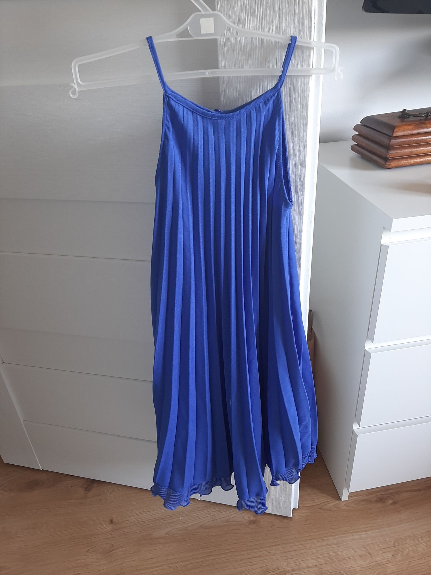Niebieska plisowana sukienka Cubus dla dziewczynki roz. 140